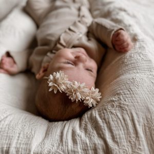 Haarbandje pompon bloemetjes beige